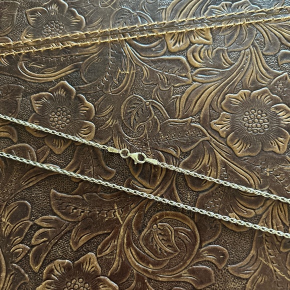 Jewelry - Elegant 10k Gold Chain Necklace